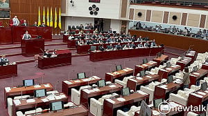 為遮陽傘吵翻！蔣萬安嗆「索資佛地魔」　簡舒培怒摔麥回頭互罵、議長動怒