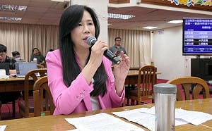霸凌案老師「自願離職」？議員轟萬美玲：學生家長連署擺在眼前，還睜眼說瞎話？