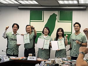 王世堅拉小提琴、沈伯洋吹黑管！她笑喊：競總可組樂團開音樂會