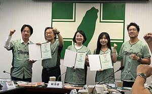 王世堅拉小提琴、沈伯洋吹黑管！她笑喊：競總可組樂團開音樂會