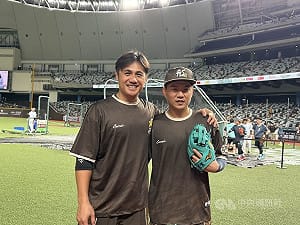 江坤宇少棒時開球合影　14年後明星賽與陳鏞基同隊