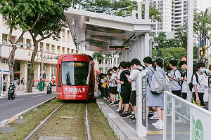 從觀光線蛻變城市生活主幹    高雄輕軌上半年運量破721萬人次  