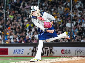 林栚呈明星賽主動扮女裝　總教練讚：球速好像變快