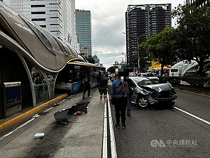 台中科博館公車站事故 轎車推擠公車衝進站釀4傷