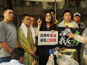 毒油風暴延燒！鄭麗文探視絕食藍營青年　號召7／25上凱道抗議
