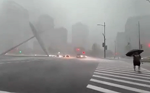 習近平才去就淹大水！上海楊浦區一片汪洋 交通癱瘓、大量泥沙灌入商場