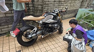 水電行老闆欠勞保費與罰鍰逾百萬　重機遭查封