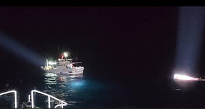 澎湖2漁船凌晨擦撞1人落海獲救　半沉漁船拖返馬公