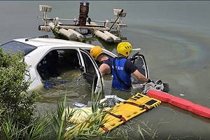 台南七股自小客車墜魚塭　搜尋發現1男子死亡