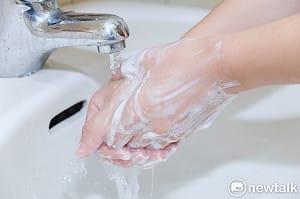 爸媽注意！暑期夏令營正值腸病毒高峰  單週就診已破7500人次