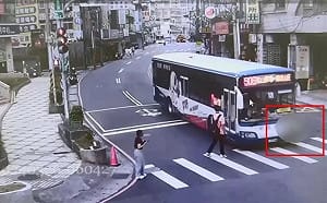 公車撞飛9歲童2年未賠錢！司機、客運公司擺爛 法官喊話：快負起賠償責任