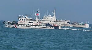 中國海警本月三度襲擾金門 海巡艇「一對一」近迫併航監控強勢執法