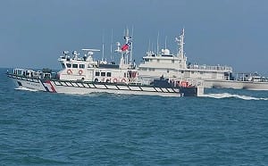 中國海警本月三度襲擾金門 海巡艇「一對一」近迫併航監控強勢執法