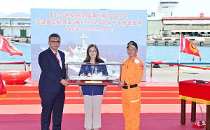 管碧玲主持海巡署「澎湖艦」交船、「基隆艦」命名下水  台灣首位女引水人擲瓶