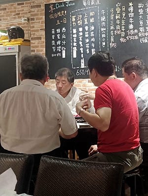 毒油燒不停、陳時中忙酒攤？李明賢爆通化街應酬照