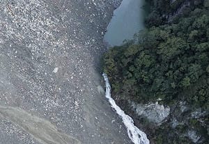 花蓮萬里溪堰塞湖今晨溢流！台鐵：鐵路橋高於堤防3米 東部幹線正常運行
