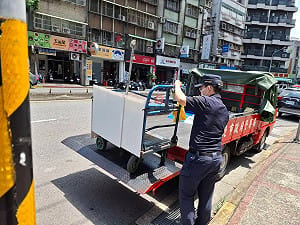 捷運站前占人行道擺攤！遭開發強制查扣引熱議 警揭今年已17次違規