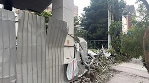台中南屯工地塌陷壓壞5機車！未領照偷拆釀禍 都發局勒令停工開罰