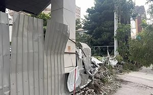 台中南屯工地塌陷壓壞5機車！未領照偷拆釀禍 都發局勒令停工開罰