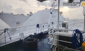 （影）南海再掀波瀾！菲兩公務船於黃岩島遭中驅離  美智庫「咬文嚼字」提醒防水砲攻擊