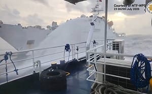 （影）南海再掀波瀾！菲兩公務船於黃岩島遭中驅離  美智庫「咬文嚼字」提醒防水砲攻擊
