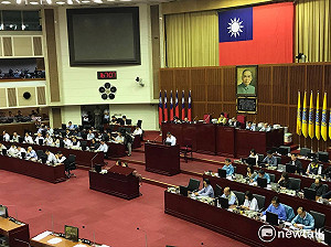 議員批專挑綠營大咖挑戰 柯P對花媽說「拍謝」