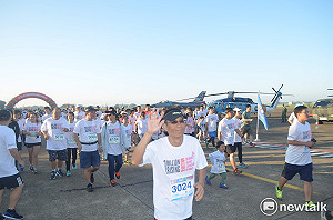 史上頭一遭！空軍嘉義基地繞著戰機跑半馬
