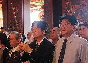 賴揆南下屏東  首站宮廟參拜祈福