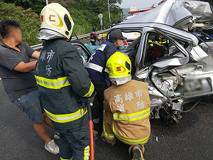 轎車遭遊覽車追撞 國3燕巢段4人死亡