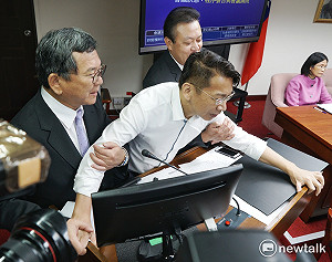 一例一休再修法　民進黨強力把徐永明架離質詢台