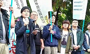 立法院今審一例一休 移工、勞團冒雨抗議