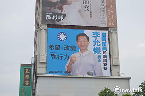 李允傑懸掛大型競選廣告、路口拜票   嘉義街頭飄出選舉味