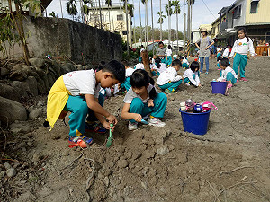 荒廢農地  小朋友當農夫體驗種蘿蔔滋味
