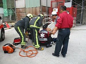 高雄工安意外  一工人遭鐵管刺傷送醫