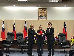 政委吳宏謀轉任臺灣港務公司董事長