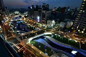 水中的耶誕樹 柳川水岸打造浪漫美景