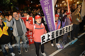 一例一休修法散會 勞團歡呼12/4再戰