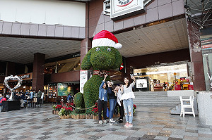 聖誕裝置超吸睛   綠雕小汪子會搖尾巴
