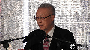 「站」神蔣萬安冗長發言戰術達陣　吳敦義、洪秀柱力讚「太棒了」