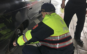 暖哭了！車輪爆胎找嘸店家 警助換胎即刻救援