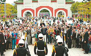 陸客自由行喊卡  民進黨：台灣不會在以經逼政下屈服