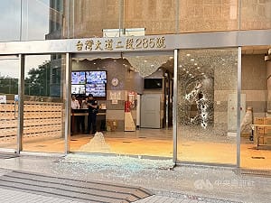 台中商辦遭開10餘槍玻璃門碎裂　涉案人苗栗投案
