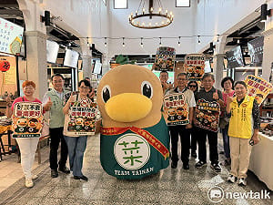 買菜可以、買票母湯！  菜奇鴨突襲西市場　揪臺南市民一起「反賄選」