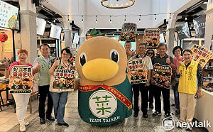 買菜可以、買票母湯！  菜奇鴨突襲西市場　揪臺南市民一起「反賄選」