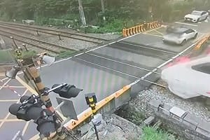 轎車受困桃園平鎮區平交道　鐵警局：最高罰9萬扣照
