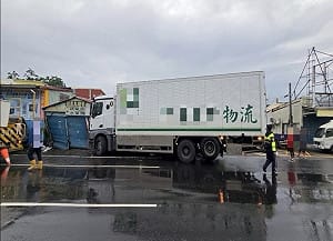 屏東大貨車連撞電桿與鐵皮屋　警驗出毒品反應