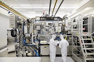 (影) 擺脫對ASML依賴了? 中傳量產自研DUV光刻機 黃仁勳揭北京「這優勢」