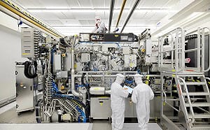 (影) 擺脫對ASML依賴了? 中傳量產自研DUV光刻機 黃仁勳揭北京「這優勢」