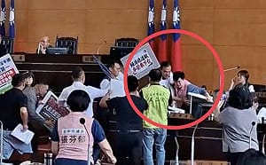 （影）台中市議會爆發推擠衝突 民進黨團嚴厲譴責肢體暴力 
