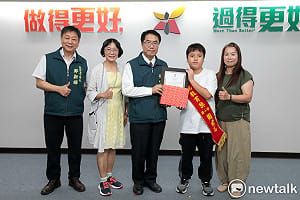 台南3學子榮獲總統教育獎展現生命韌性  黃偉哲頒獎勉勵